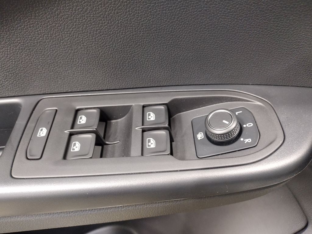 2025 Volkswagen Taos SE photo 13