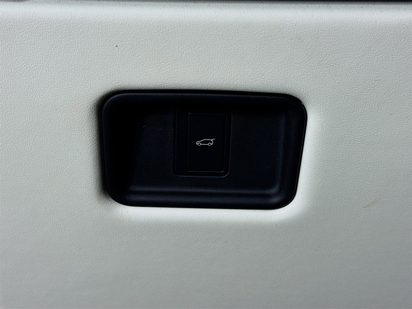 2023 Land Rover Range Rover SE photo 8