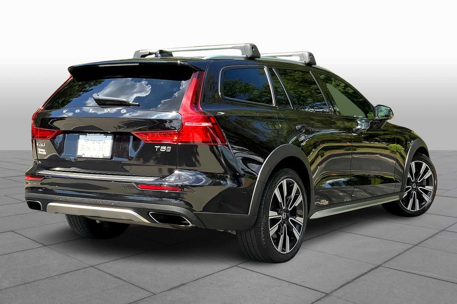2020 Volvo V60 Cross Country photo 6
