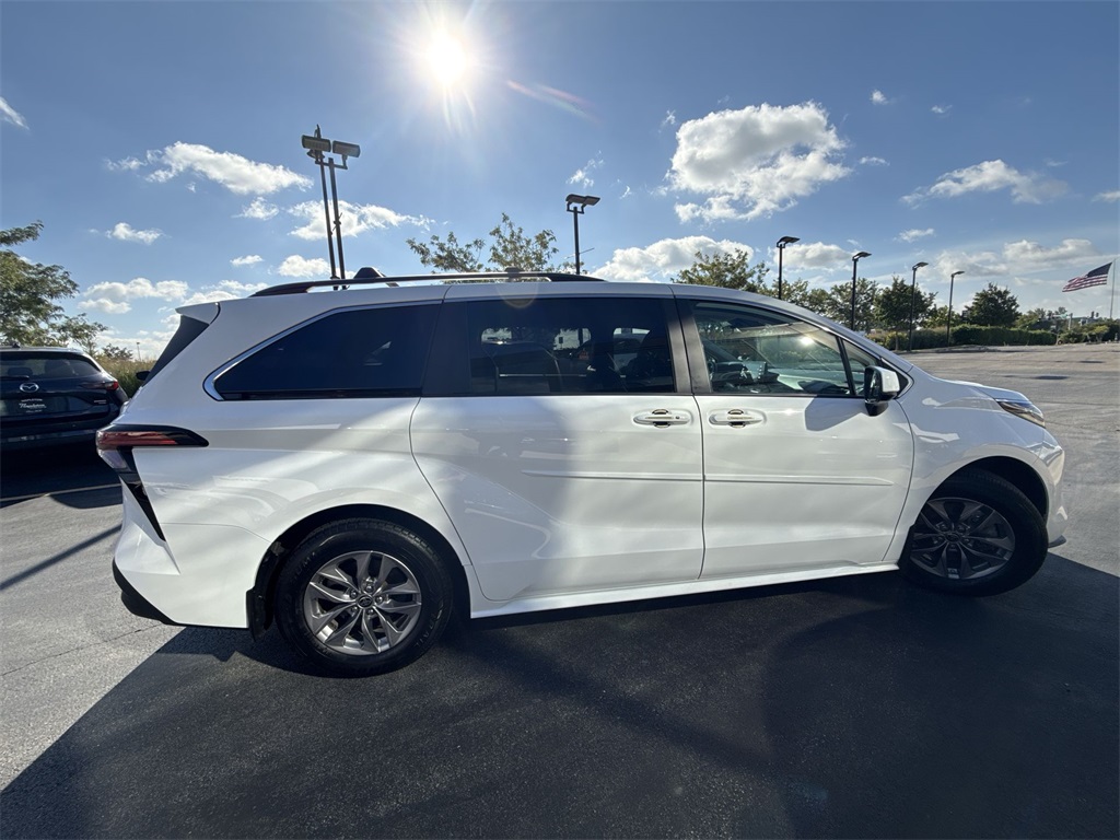 2022 Toyota Sienna LE photo 4