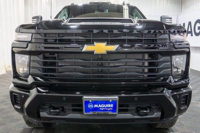 2025 Chevrolet Silverado 2500HD Custom photo 3