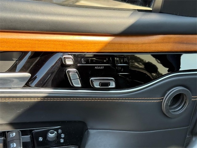 2023 Jeep Grand Wagoneer III photo 15
