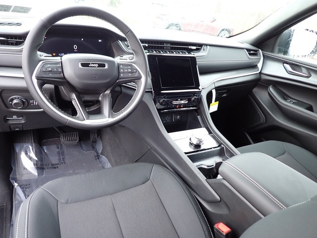 2025 Jeep Grand Cherokee Laredo photo 12