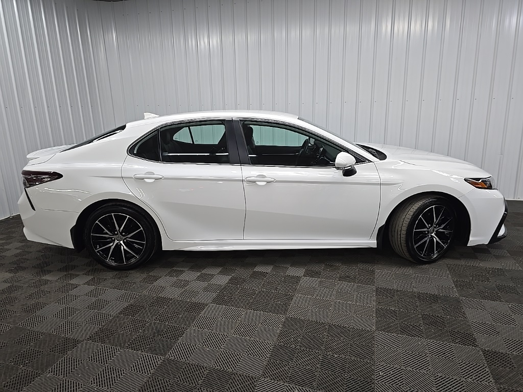 2022 Toyota Camry SE photo 2