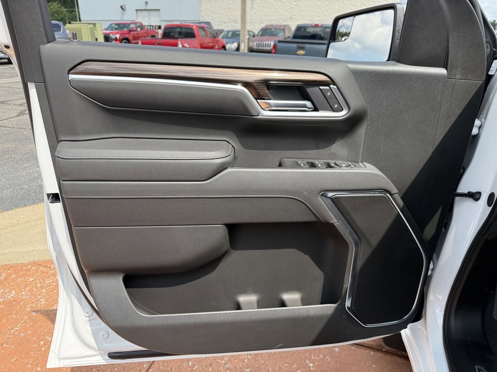 2025 Chevrolet Silverado 1500 LT photo 9