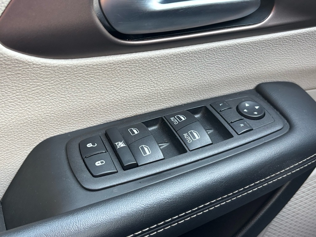 2023 Chrysler Voyager LX photo 6