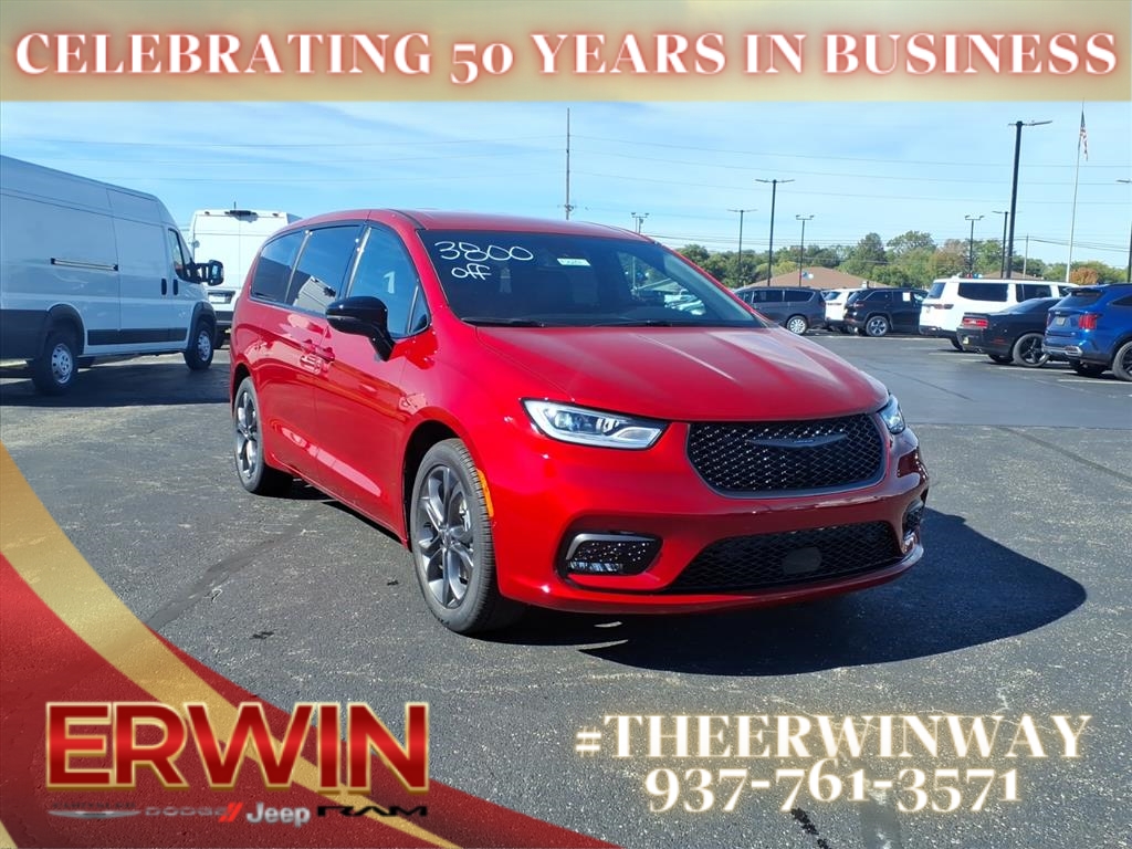 2026 Chrysler Pacifica Select's photo