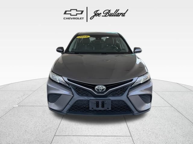 2019 Toyota Camry SE photo 2