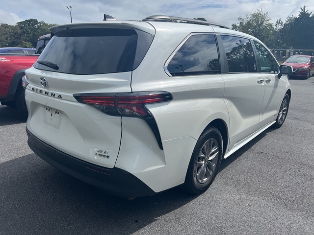 2021 Toyota Sienna XLE photo 3