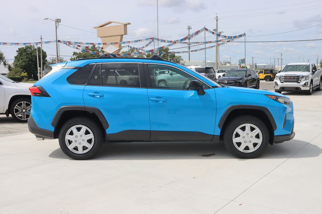 2020 Toyota RAV4 LE photo 8