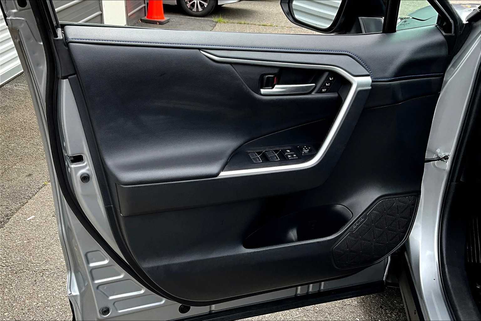 2023 Toyota RAV4 Hybrid XSE photo 19