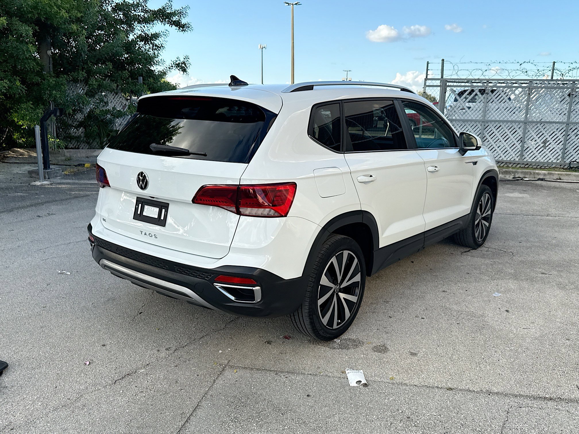 2022 Volkswagen Taos SE photo 4