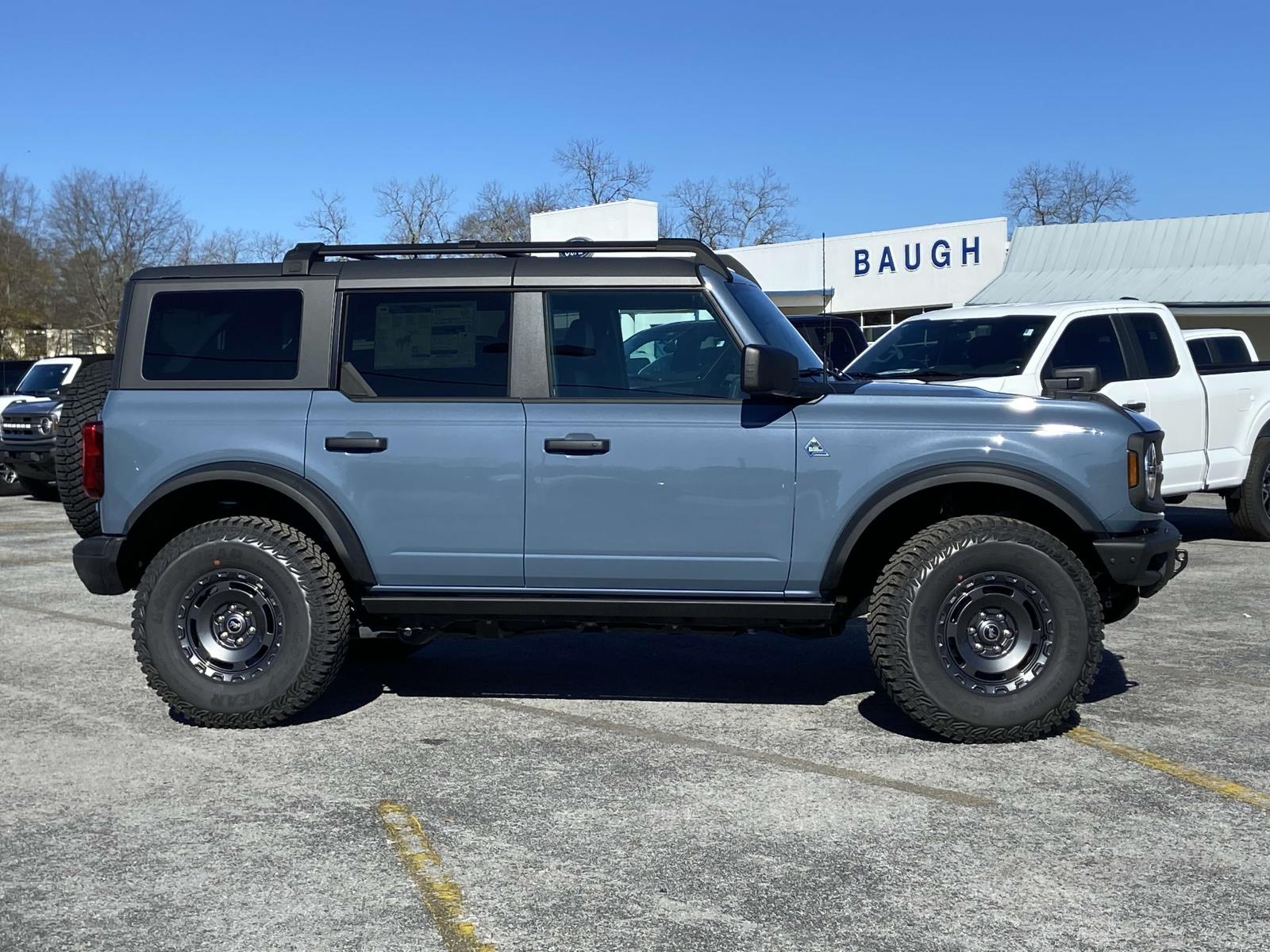 2024 Ford Bronco Black Diamond photo 2