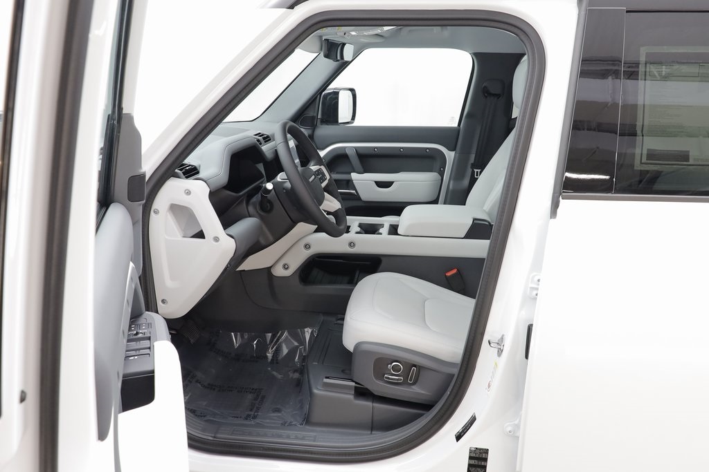 2025 Land Rover Defender 130 S photo 6