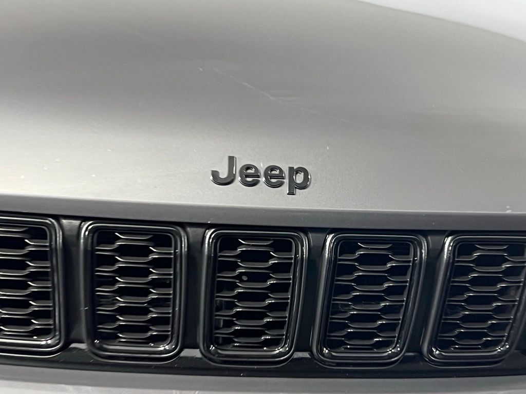 2024 Jeep Grand Cherokee Altitude photo 5