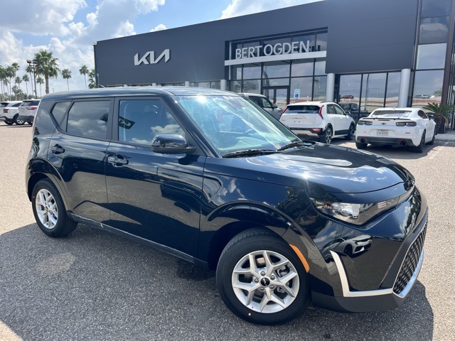 2025 Kia Soul LX's photo