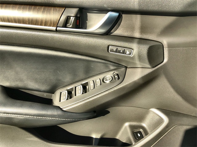 2018 Honda Accord Touring 2.0T photo 3