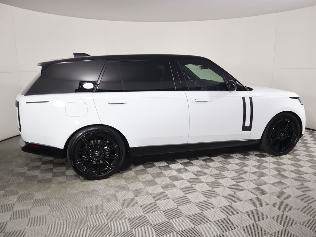 2025 Land Rover Range Rover SE photo 4