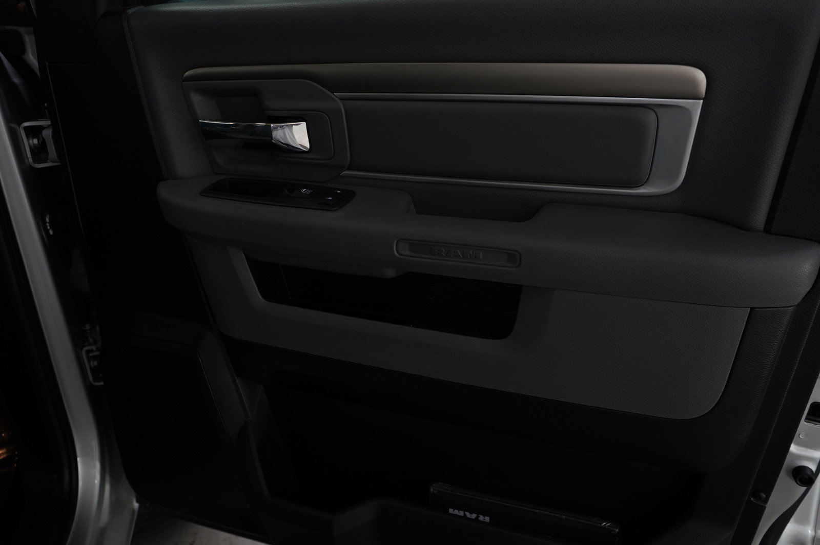 2018 Ram 1500 SLT photo 9