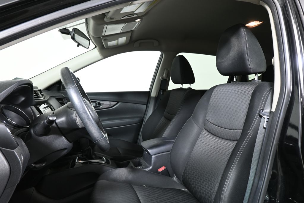 2017 Nissan Rogue SV photo 4