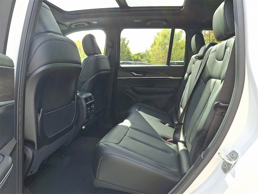 2025 Jeep Grand Cherokee Limited photo 2