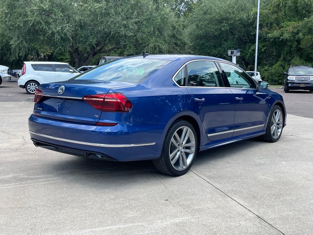 2017 Volkswagen Passat R-Line photo 2