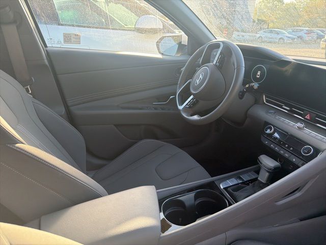 2024 Hyundai Elantra SEL photo 11