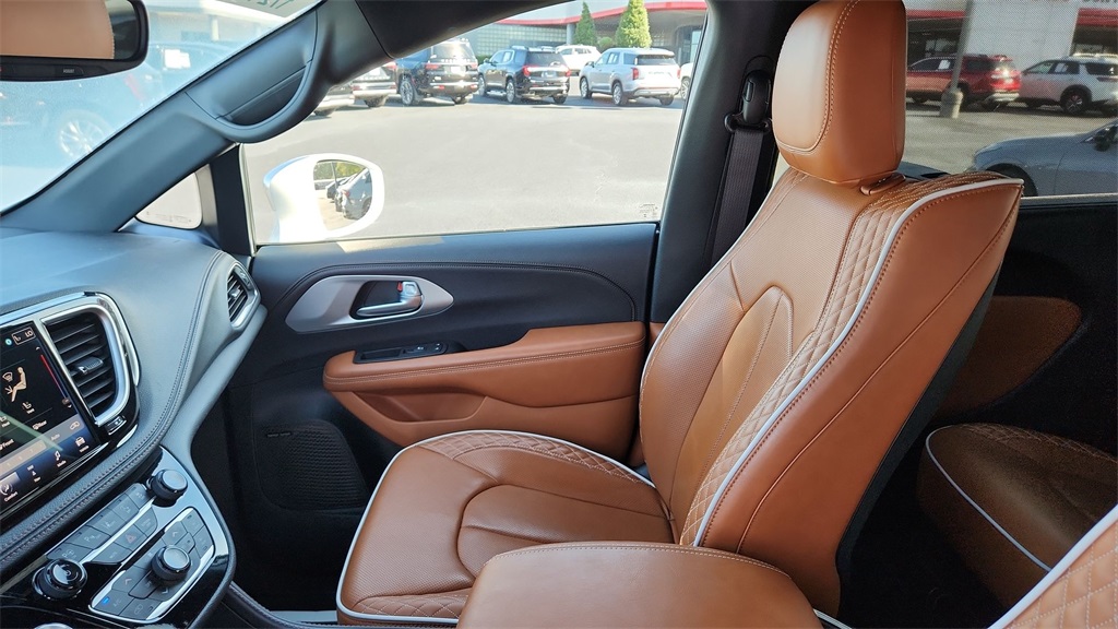 2024 Chrysler Pacifica Pinnacle photo 11