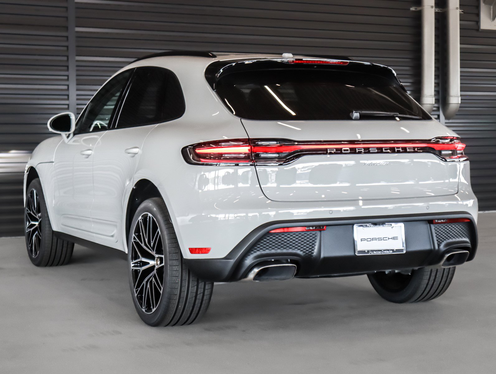 2025 Porsche Macan T photo 3