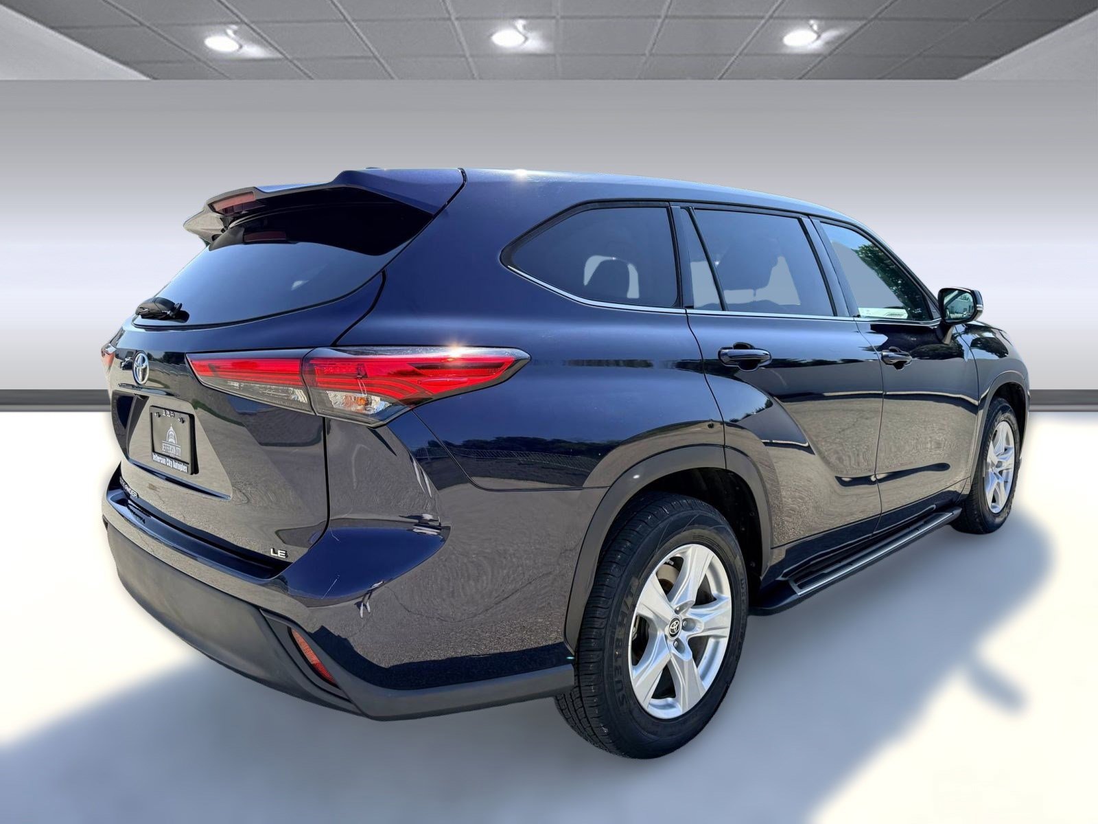 2020 Toyota Highlander LE photo 9