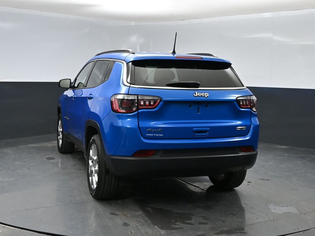 2022 Jeep Compass Latitude Lux photo 3