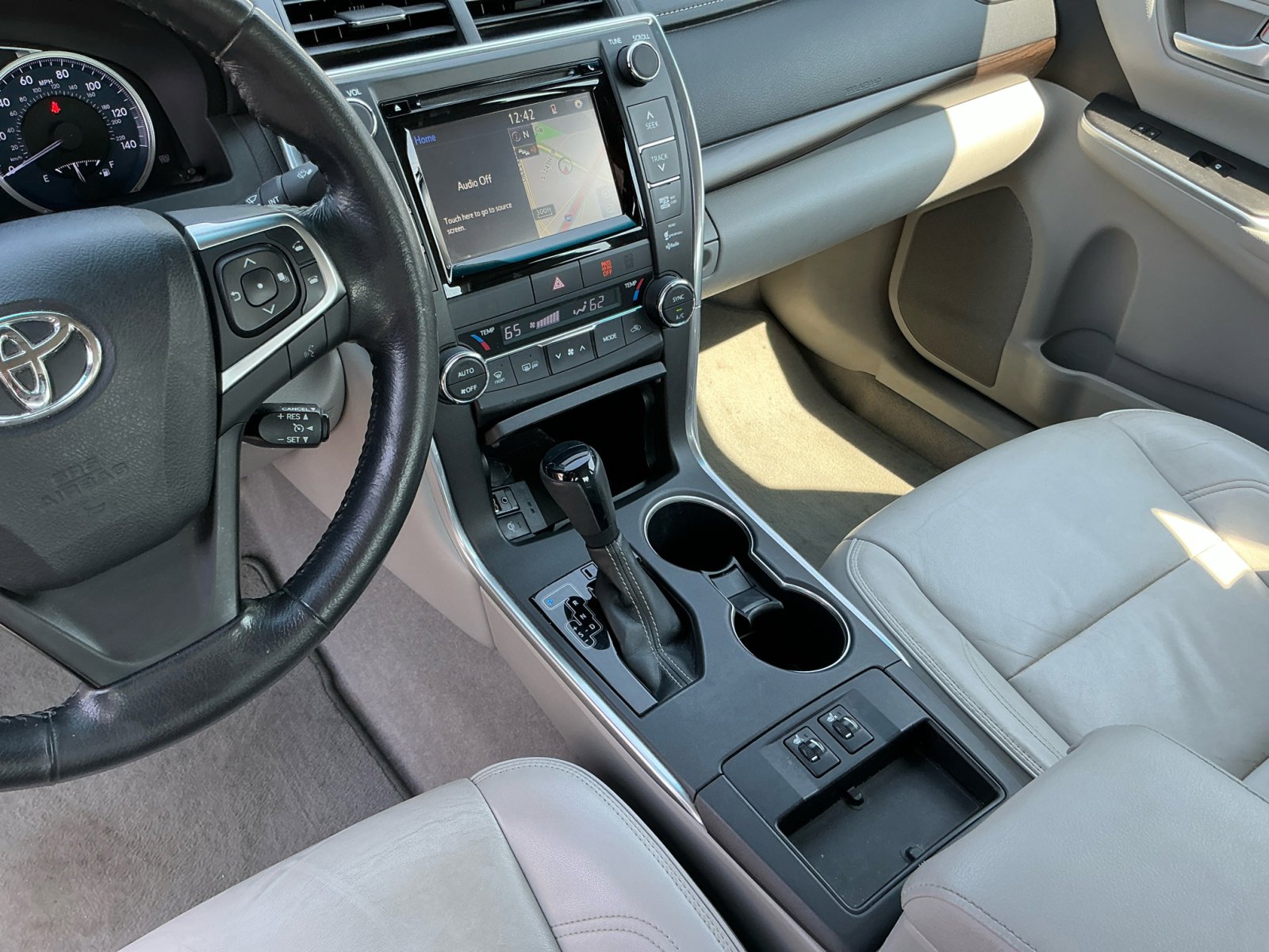 2015 Toyota Camry XLE photo 18