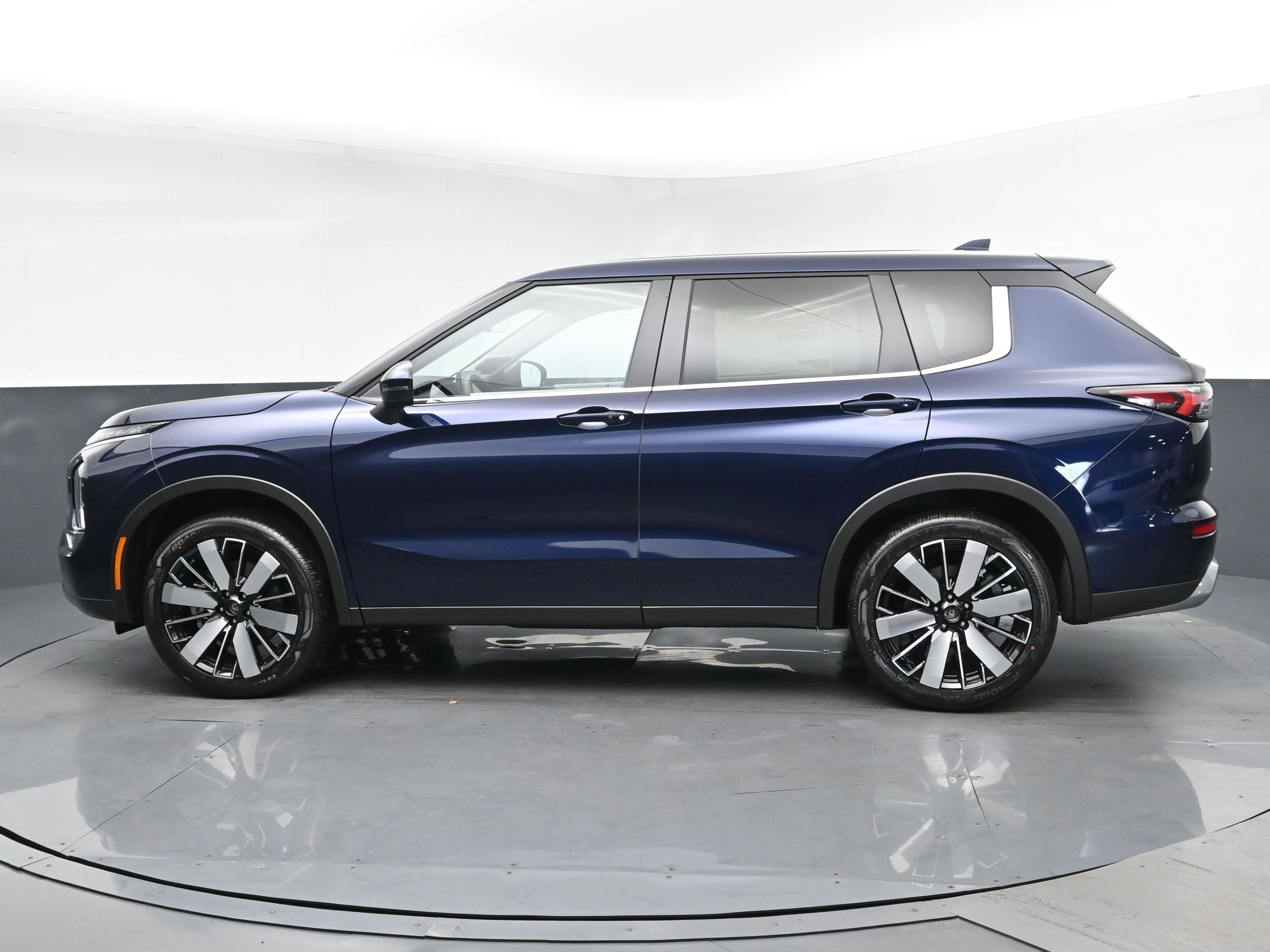 2025 Mitsubishi Outlander SE Ralliart photo 3