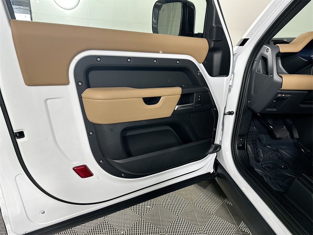 2025 Land Rover Defender 90 X-Dynamic SE photo 21
