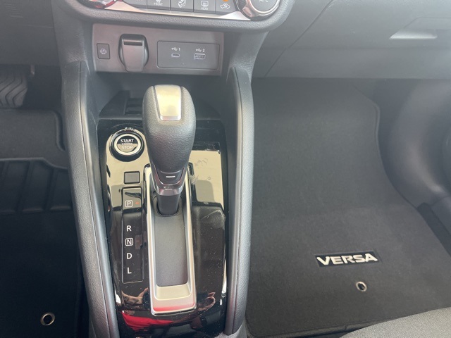 2025 Nissan Versa 1.6 SR photo 17