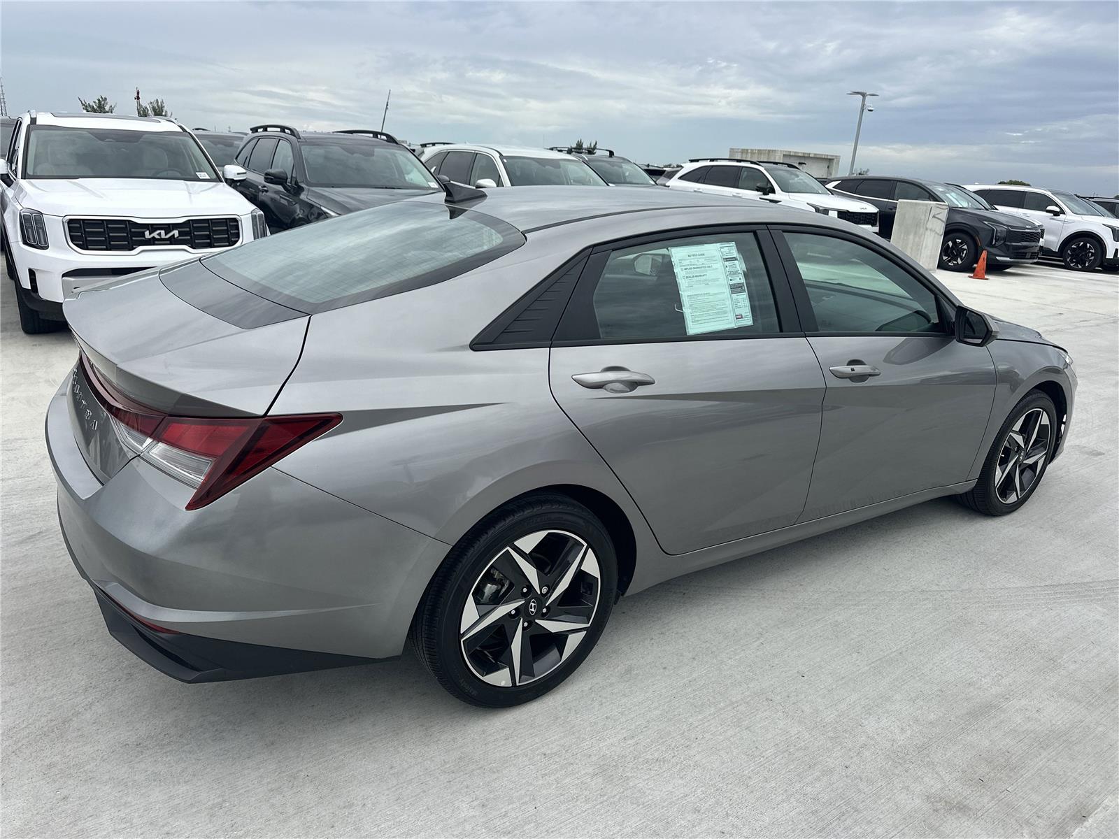 2023 Hyundai Elantra SEL photo 3