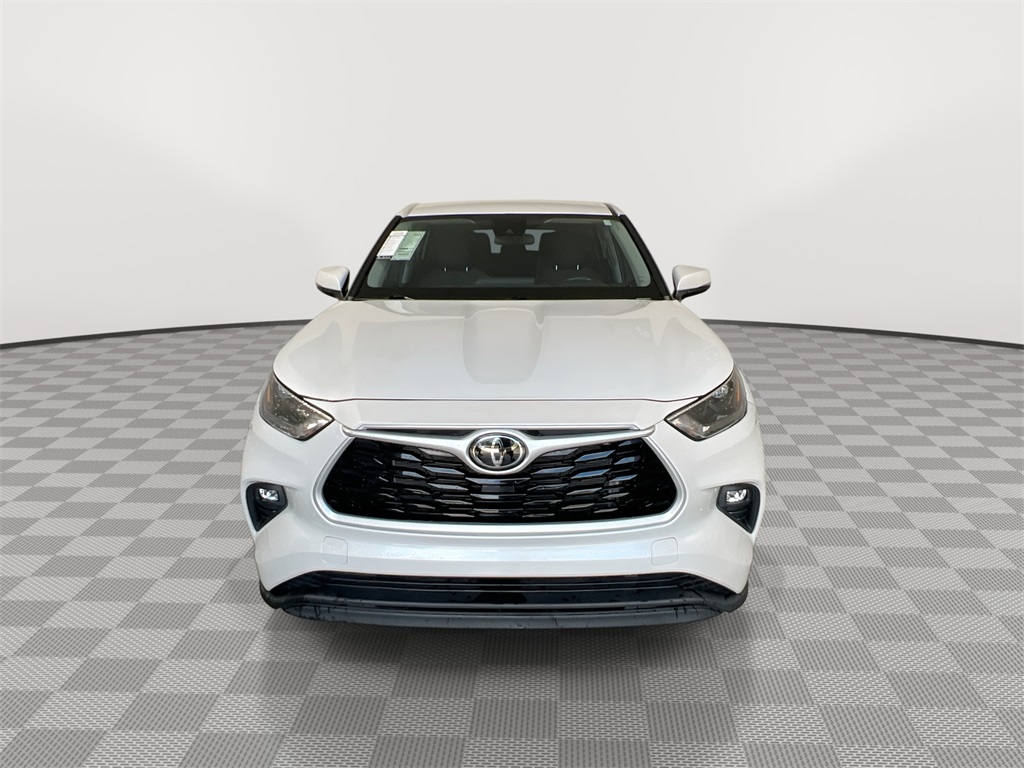 2022 Toyota Highlander LE photo 2