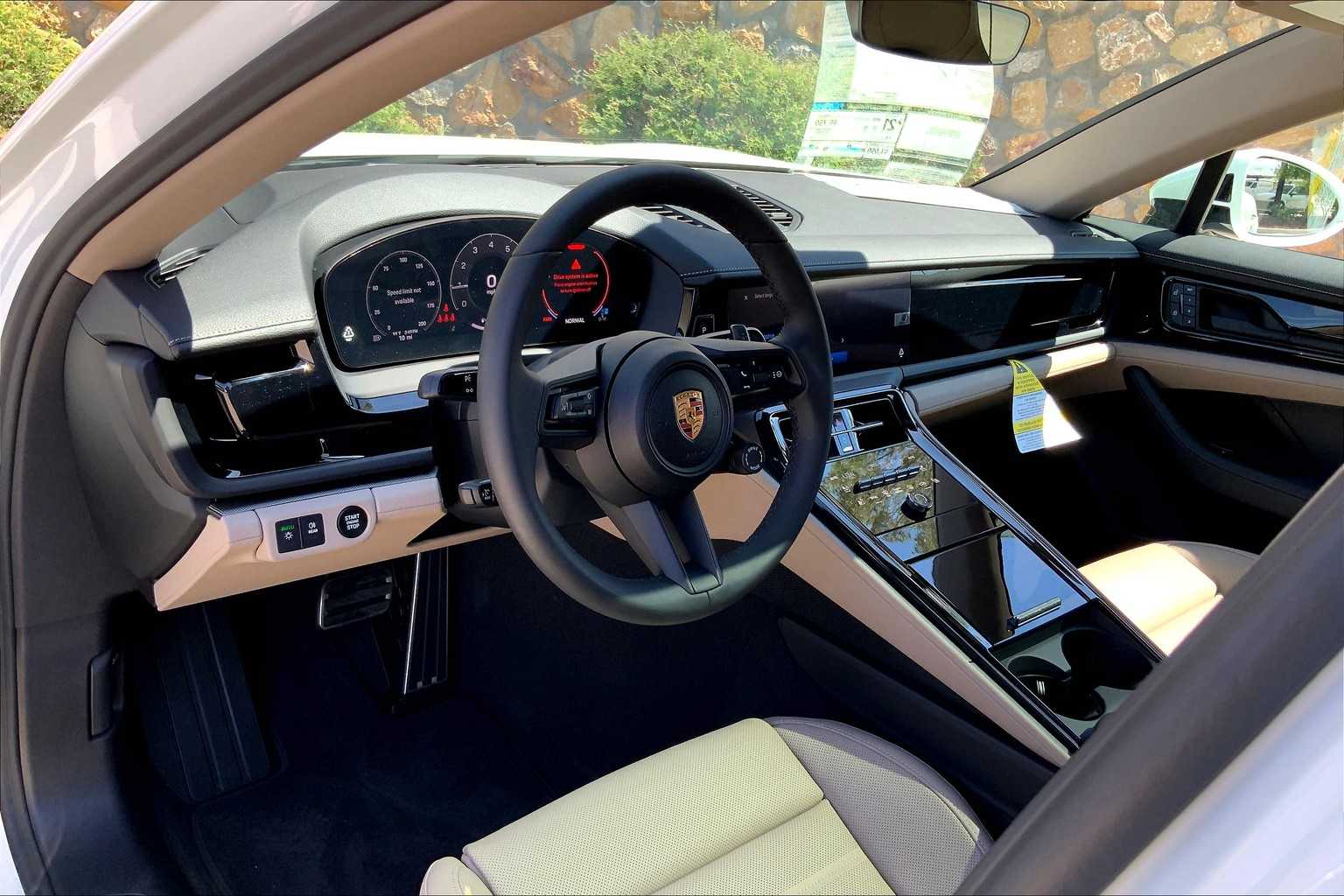 2025 Porsche Panamera 4 photo 4