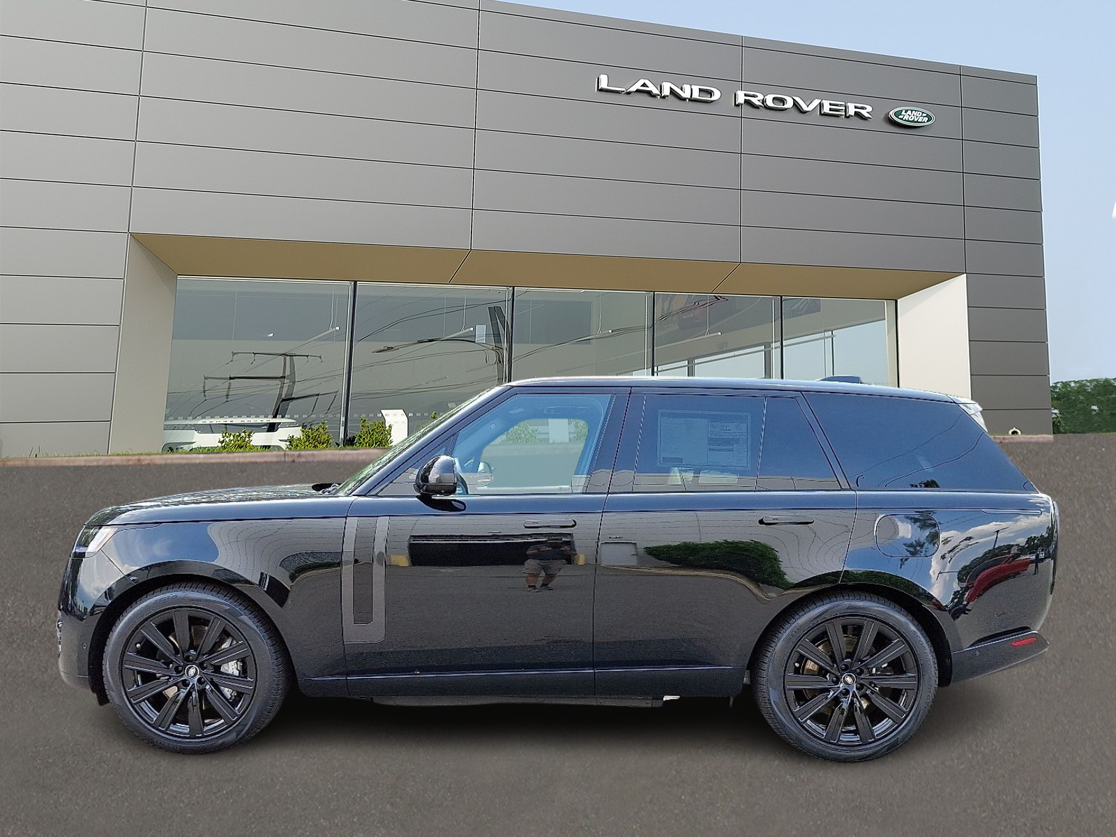 2025 Land Rover Range Rover SE photo 3