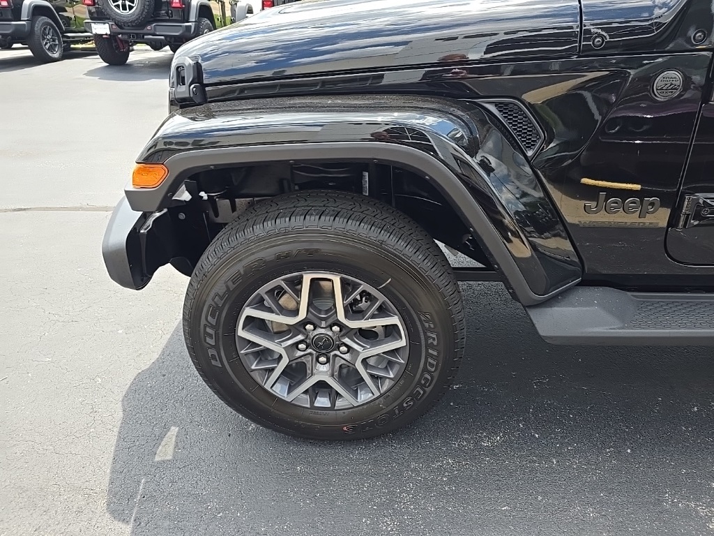 2025 Jeep Wrangler Sahara photo 13