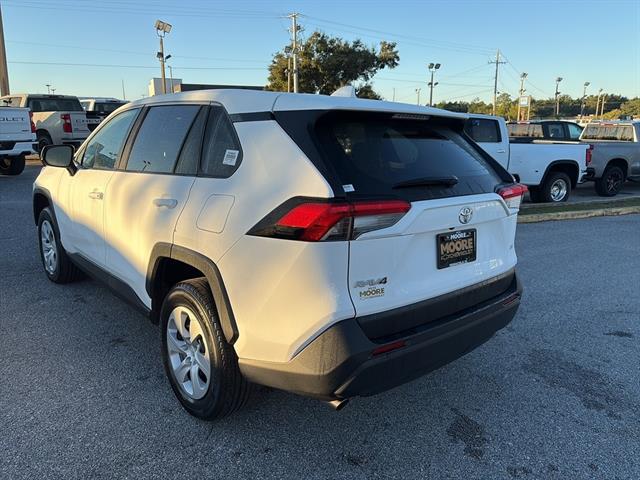 2025 Toyota RAV4 LE photo 4