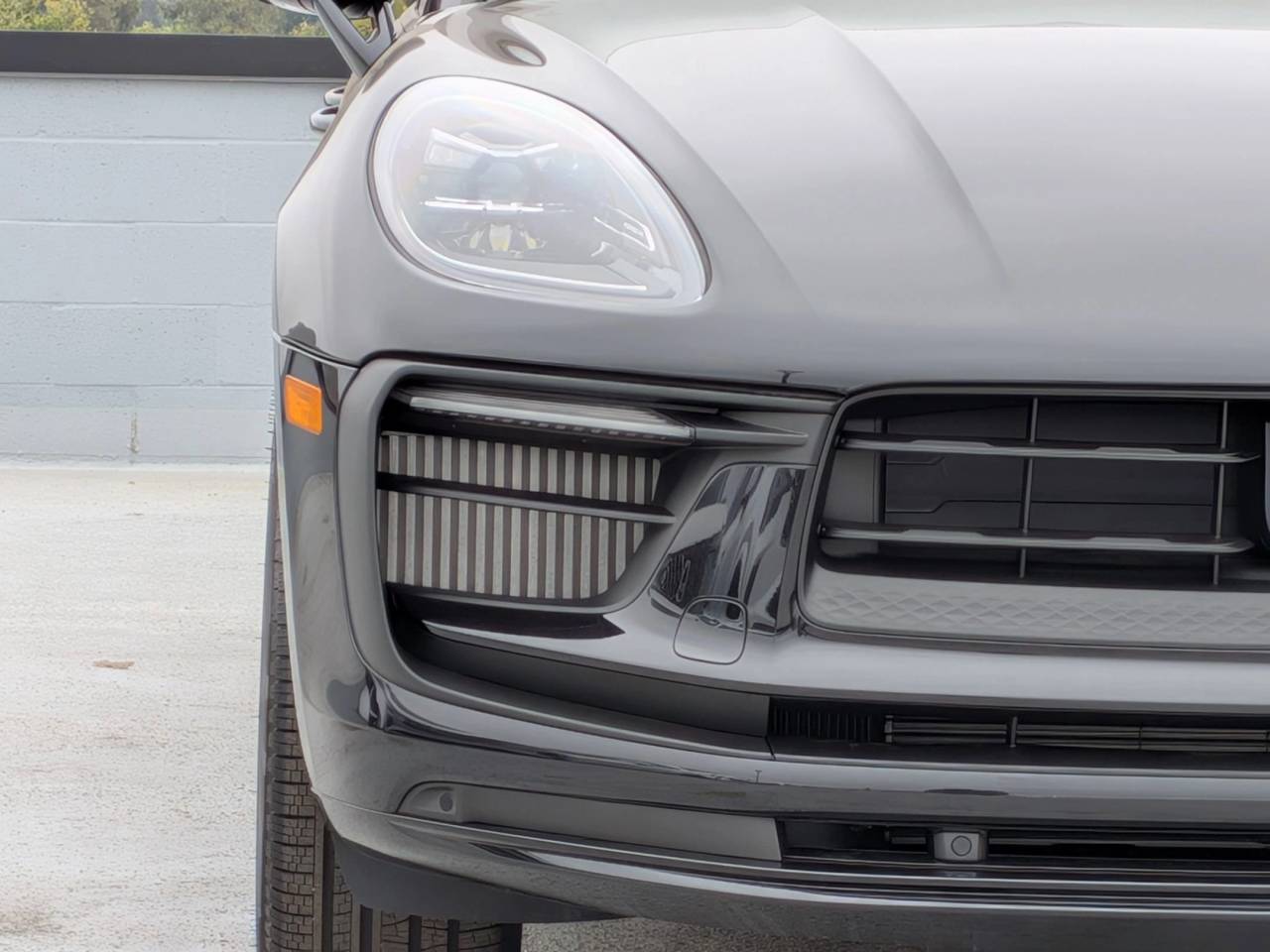 2025 Porsche Macan S photo 12