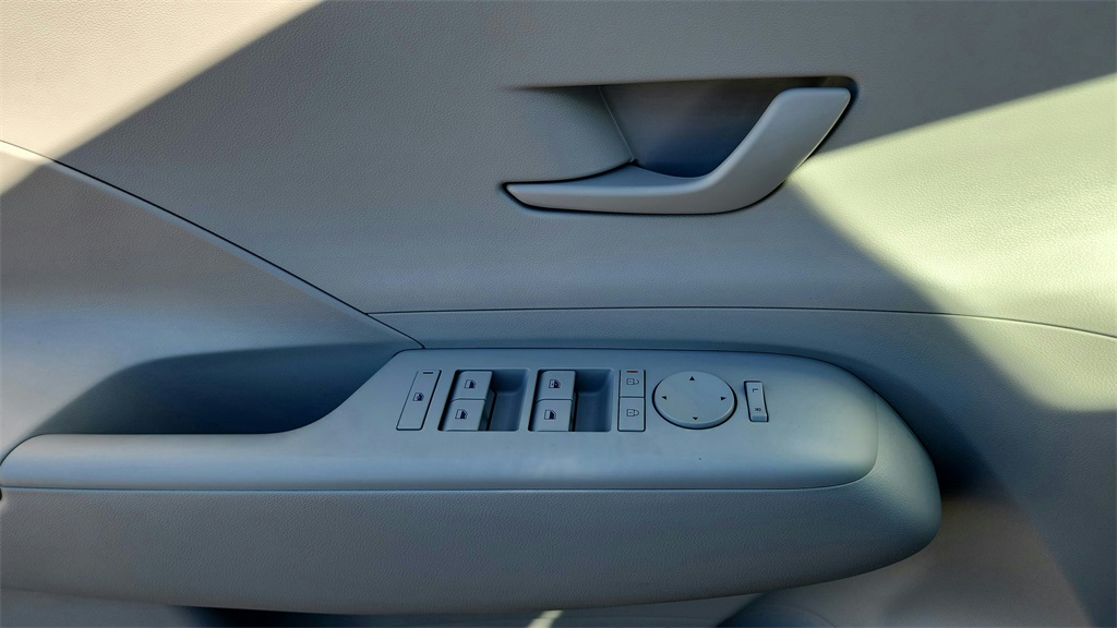 2026 Hyundai Kona SEL photo 14