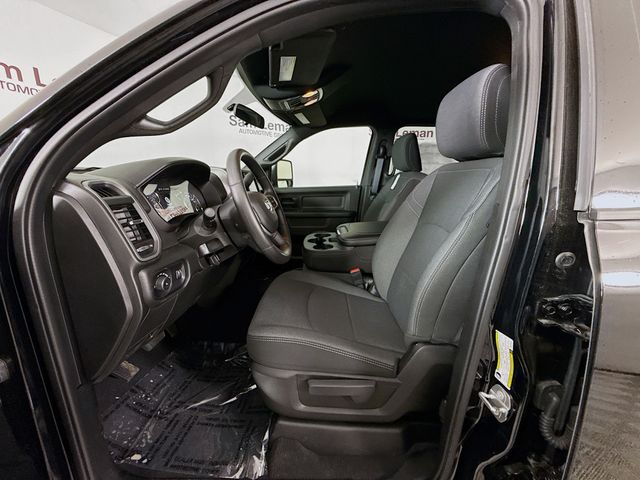 New 2024 Diamond Black Crystal Pearl-Coat Exterior Paint RAM Tradesman image 19