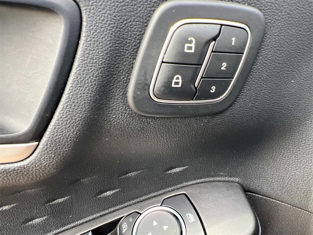2020 Ford Escape SEL photo 12