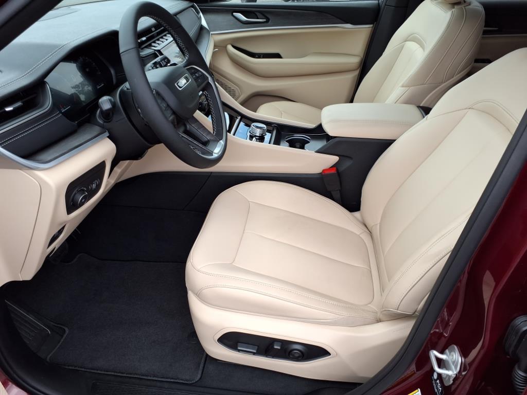 2025 Jeep Grand Cherokee Limited photo 2