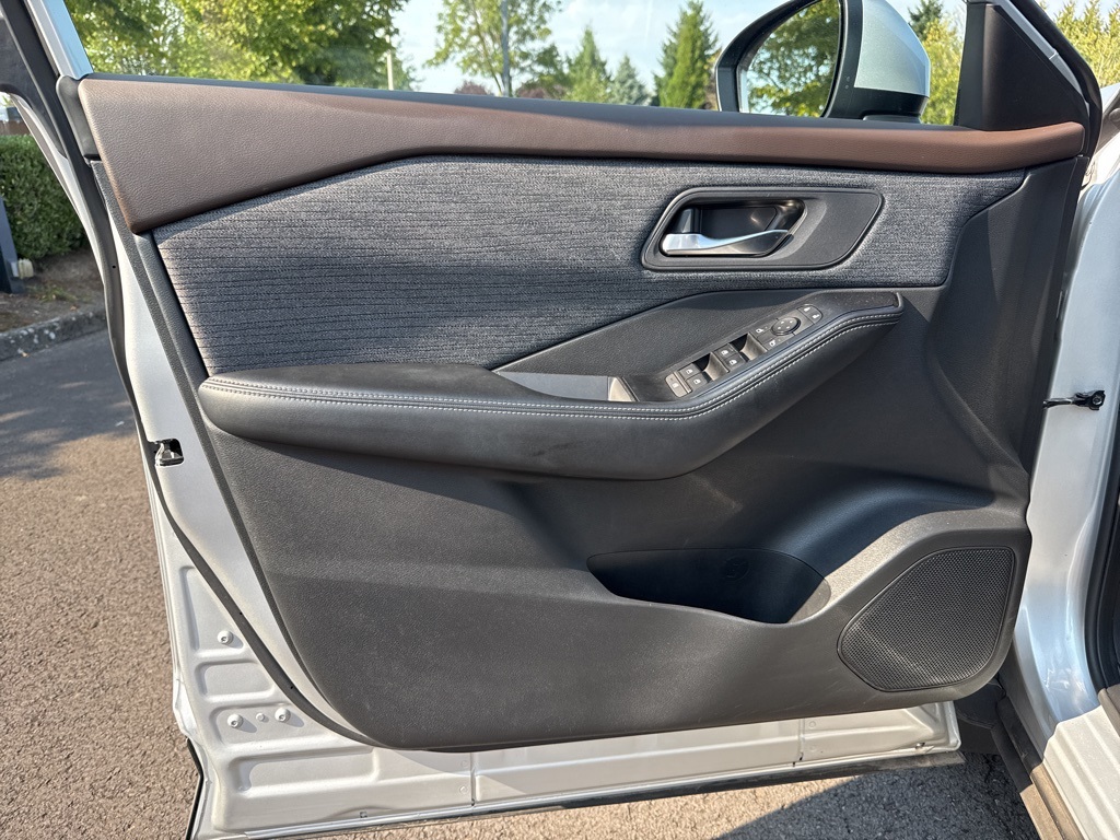 2021 Nissan Rogue SV photo 17