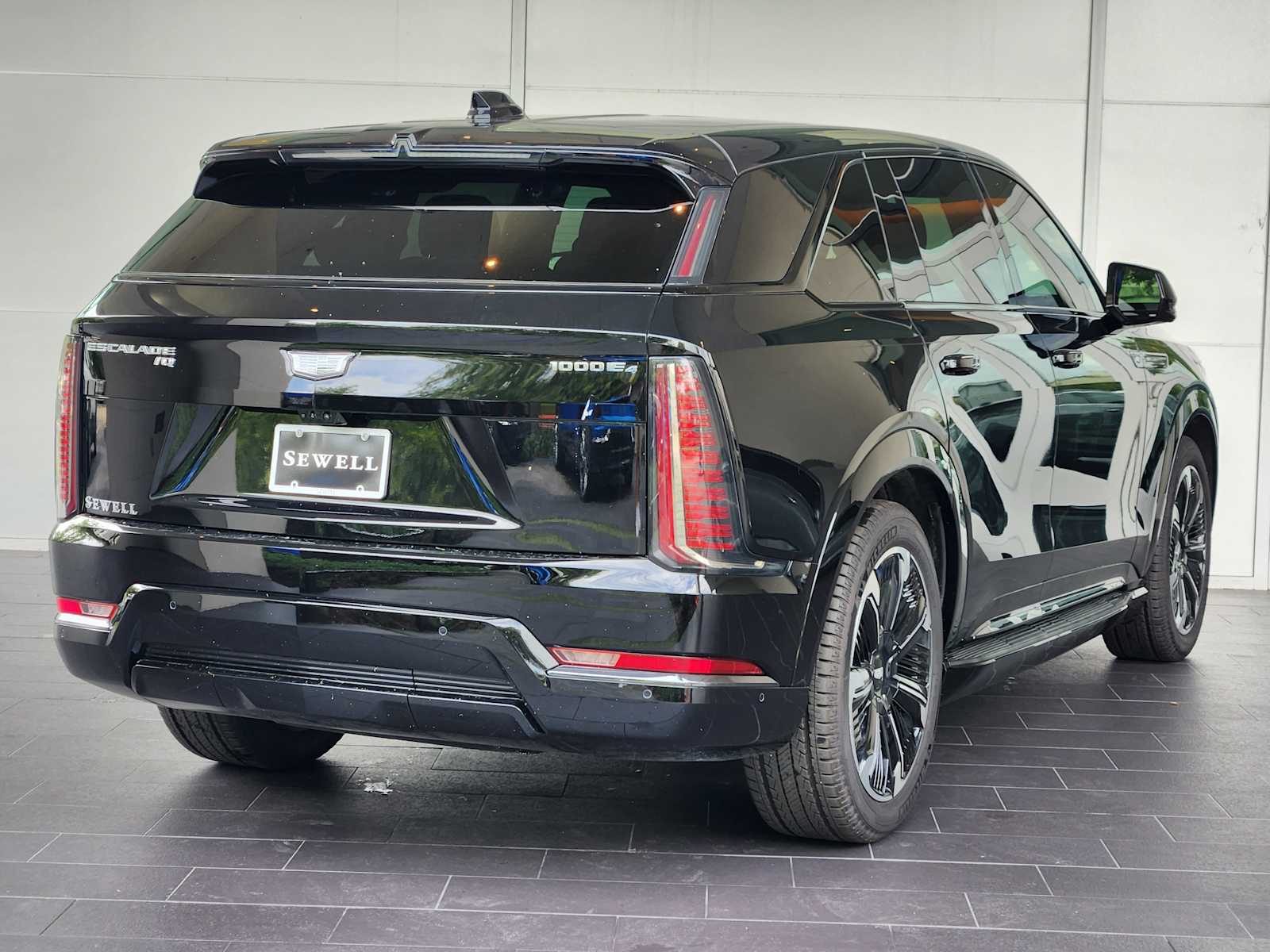 2025 Cadillac Escalade IQ Sport photo 3