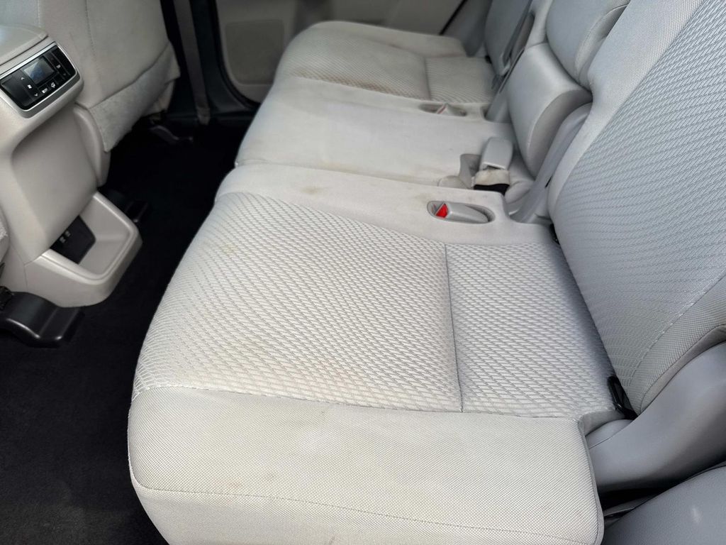 2017 Toyota Highlander LE photo 13