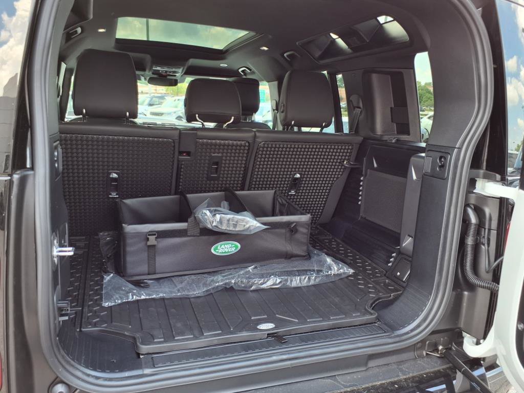 2025 Land Rover Defender 110 X-Dynamic SE photo 11